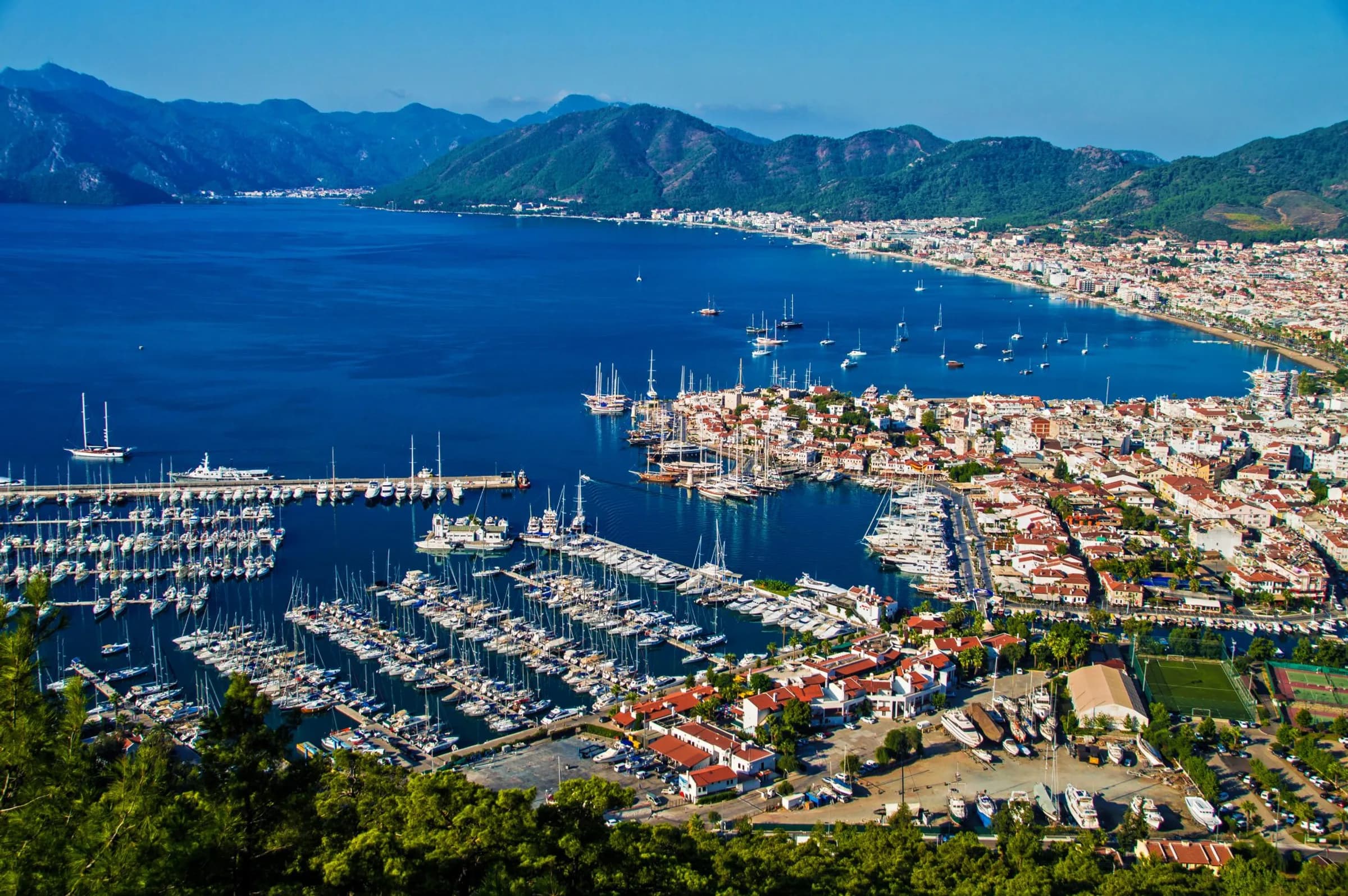 Marmaris limanı ve marina, tepeden görünüm